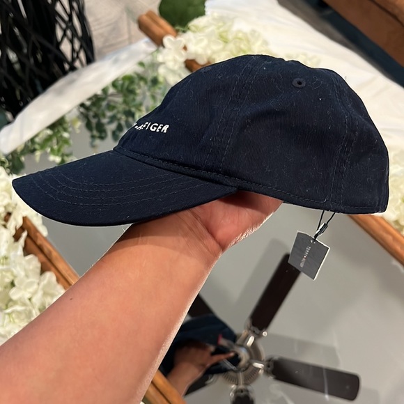 Tommy Hilfiger hat - Picture 4 of 4